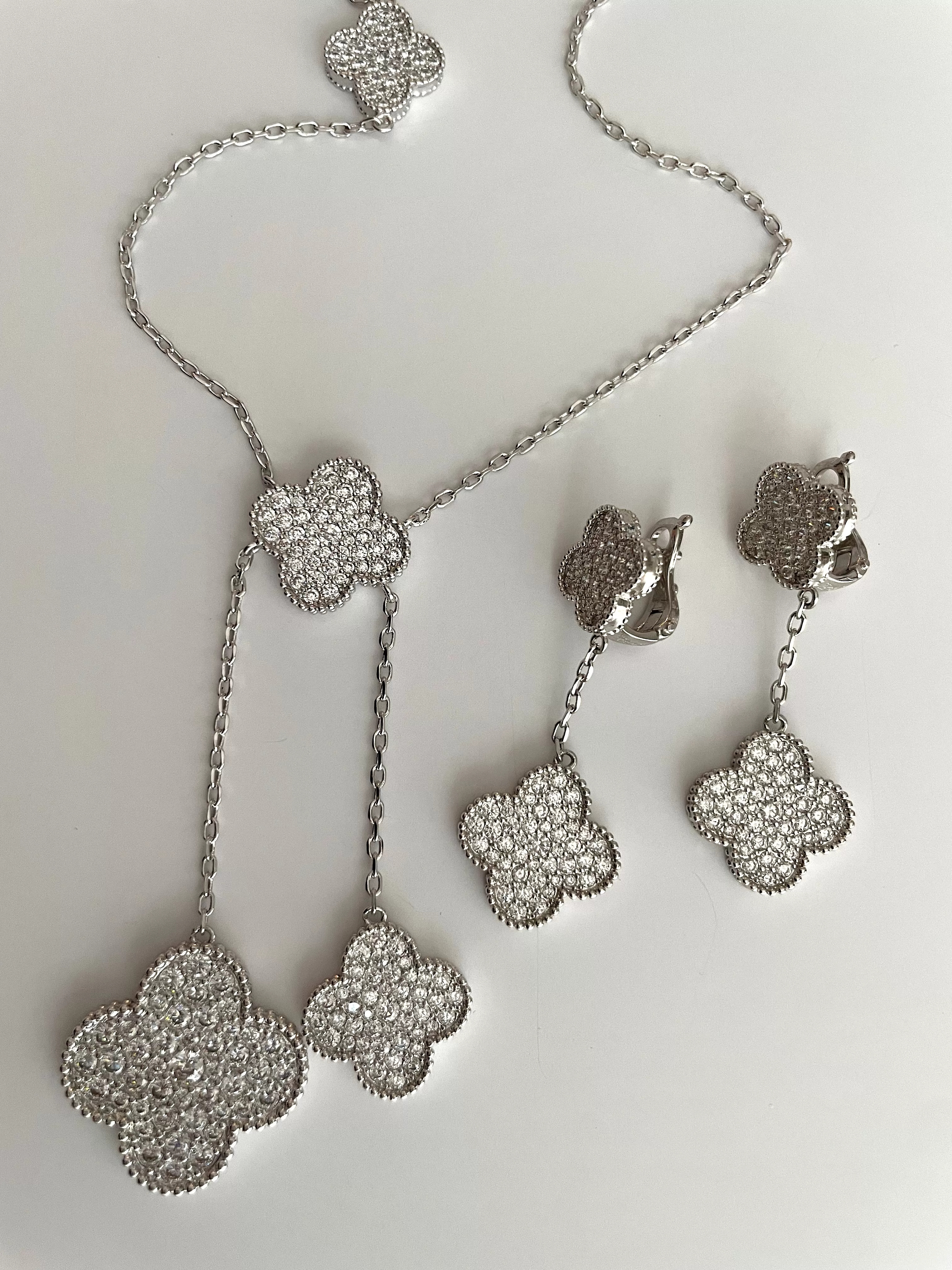 Sparkling clovers necklace