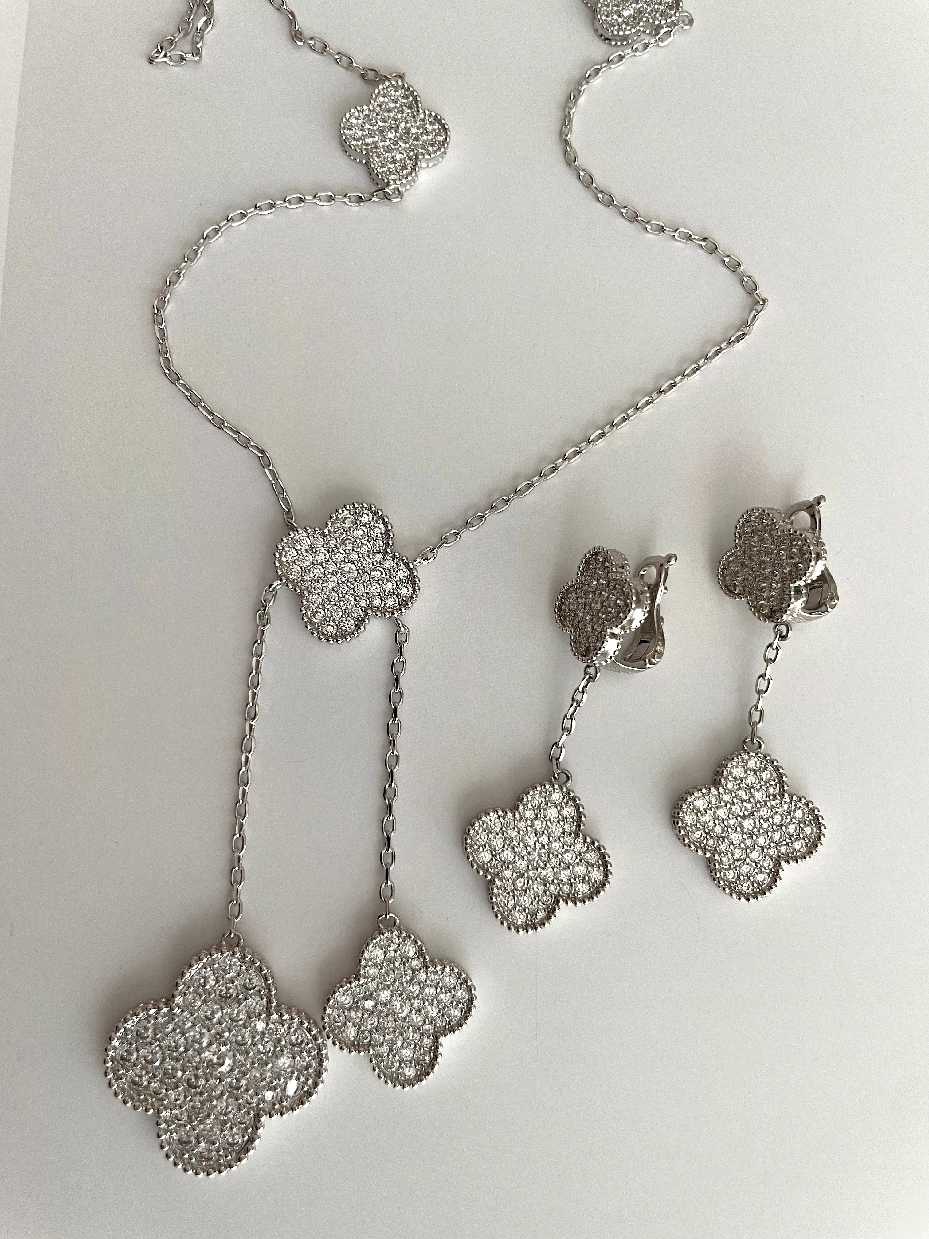 Sparkling clovers necklace