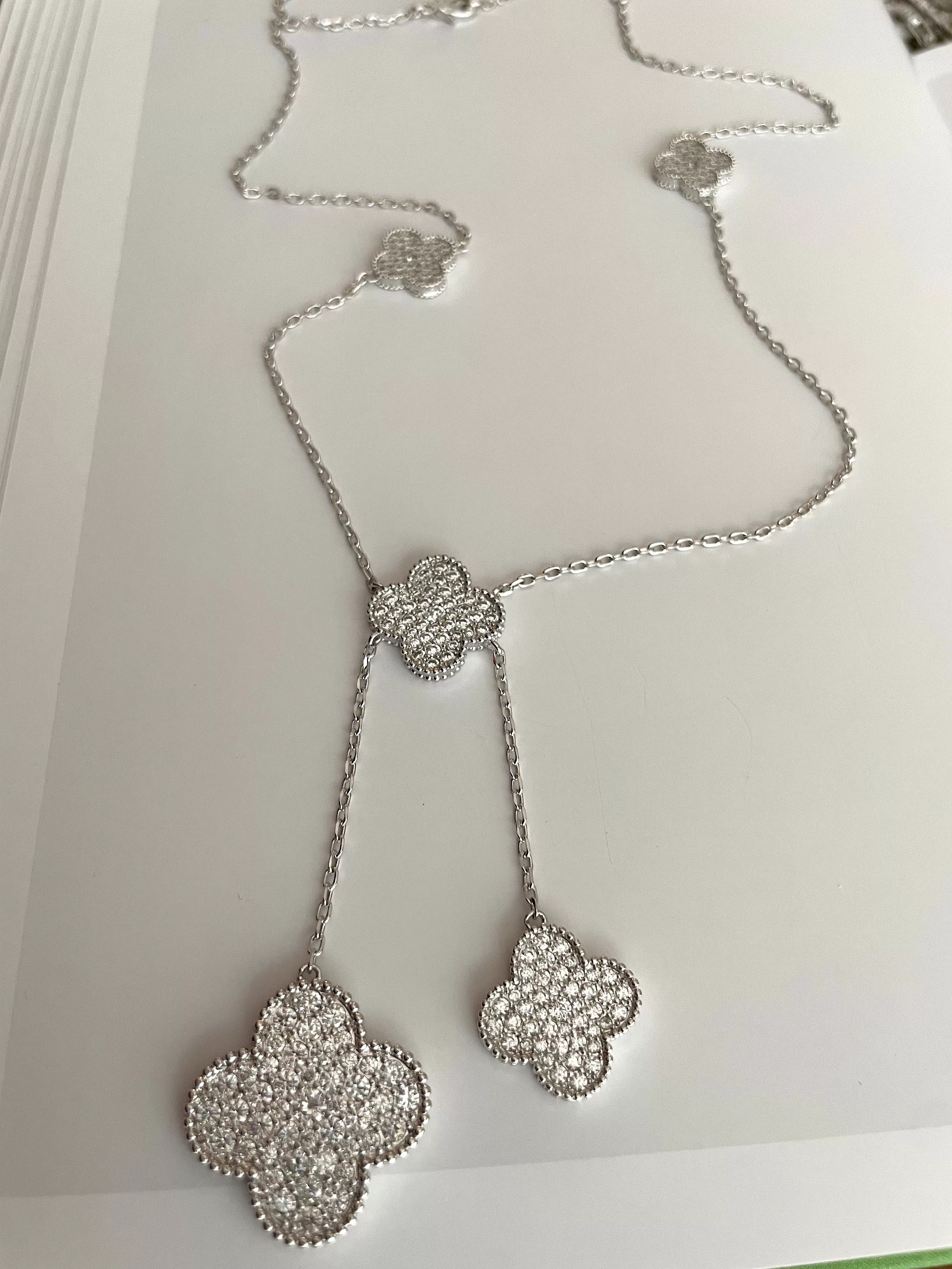 Sparkling clovers necklace