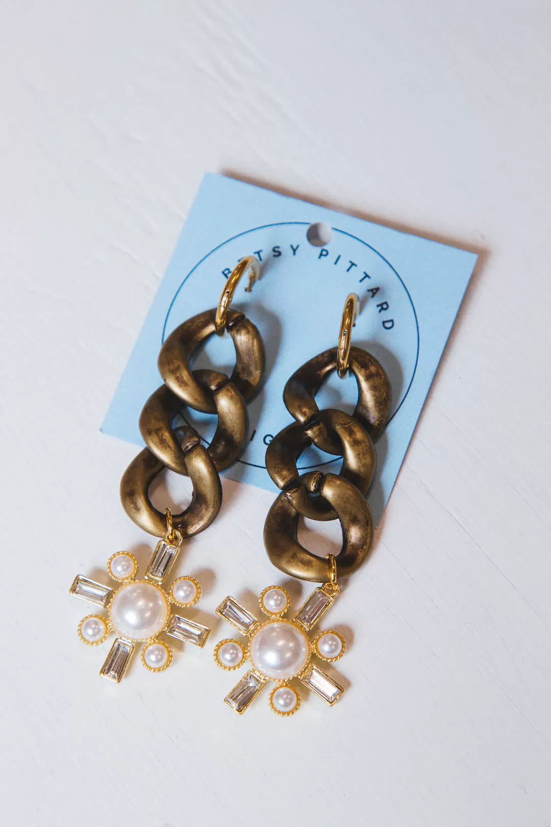 Vogel Earring, Pearl/Gold | Betsy Pittard