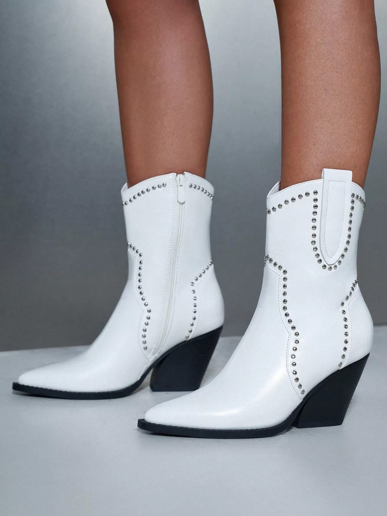 Women Studded Decor Point Toe Chunky Heeled Fashion Boots, Vacation White Western Boots